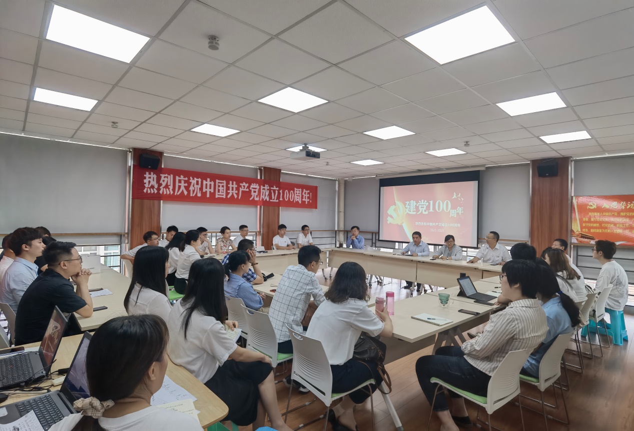 色花堂
师生开展深入学习贯彻习近平总书记在庆祝中国共产党成立100周年大会上的重要讲话精神座谈会