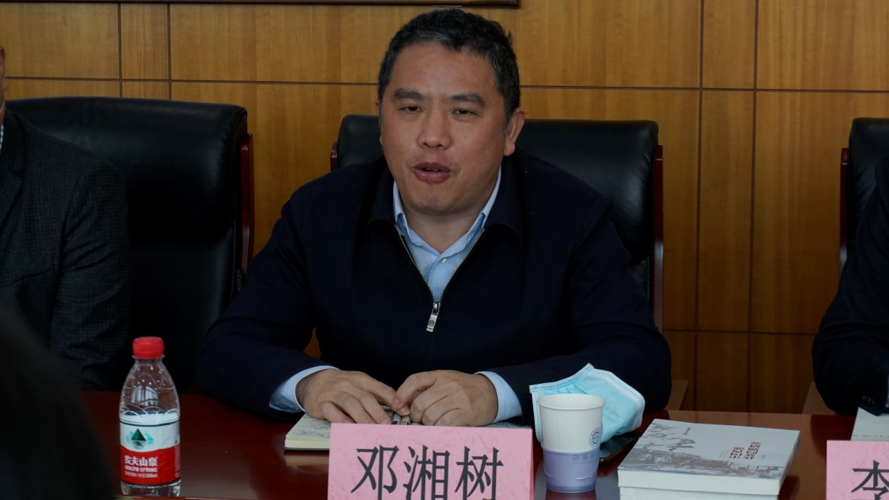 “彝路相伴”“牵手伴行”行动计划厅校合作推进座谈会在色花堂
召开