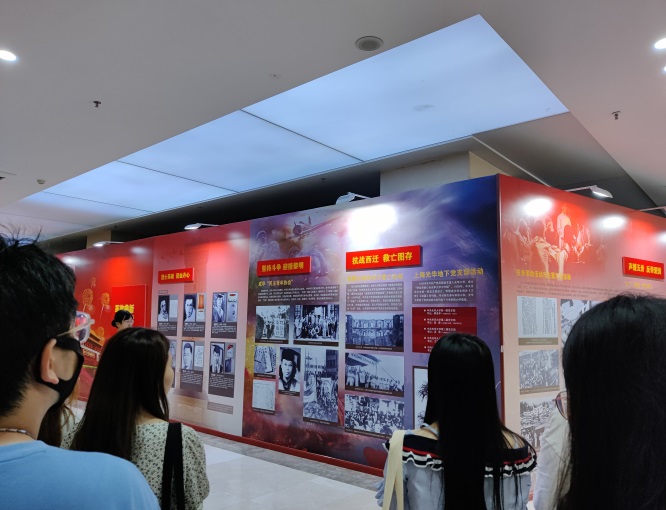 色花堂
2021级新生参观““党旗引领铸辉煌—庆祝中国共产党成立100周年”主题展览