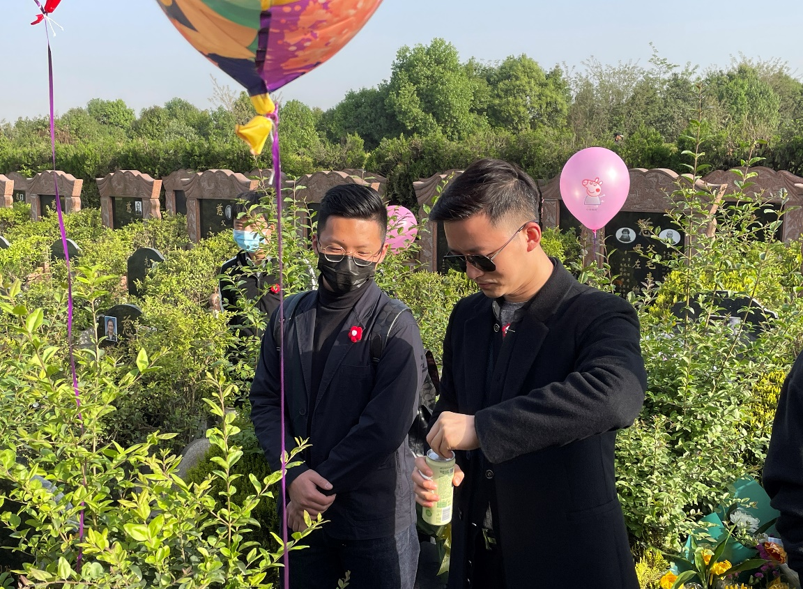 色花堂
老师带领学生参加死亡生命教育活动