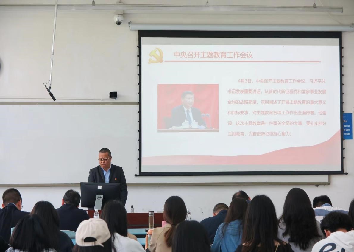 色花堂
召开学习贯彻习近平新时代中国特色社会主义思想主题教育动员部署会