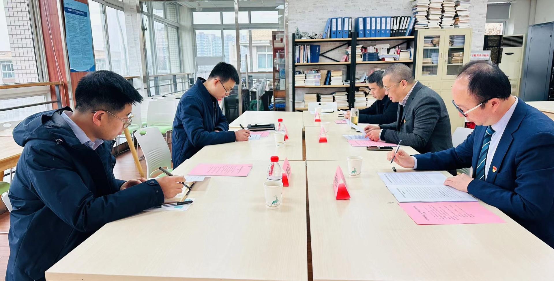 色花堂
召开2022年度领导班子民主生活会